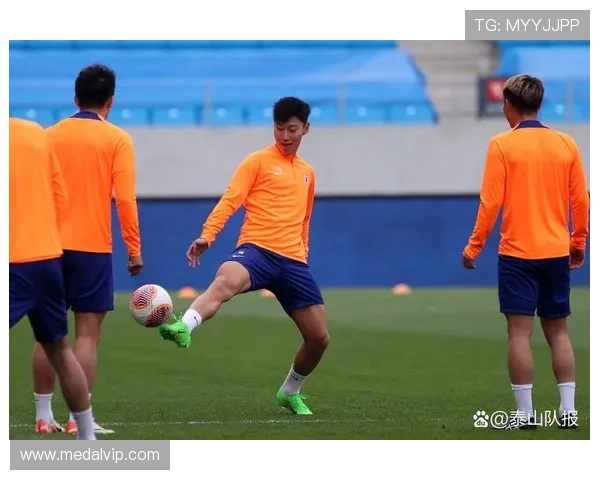 泰山队凌晨4点出发前往比赛地 航班信息曝光引关注